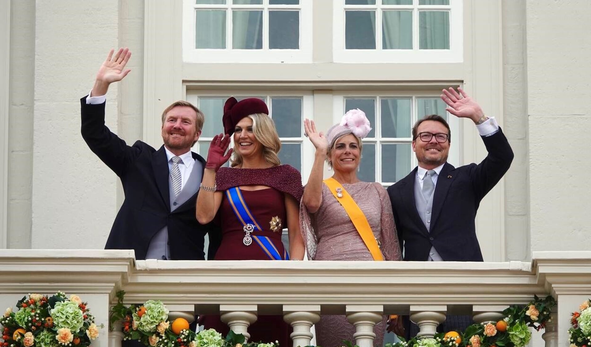  Koning Willem-Alexander, Koningin Máxima, Prinses Laurentien en Prins Constantijn op het balkon van Paleis Noordeinde tijdens Prinsjesdag