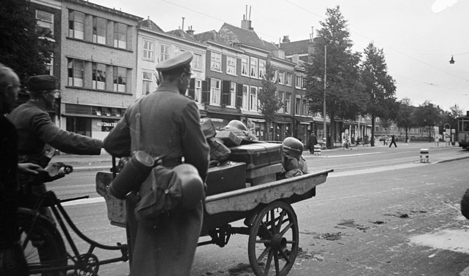 Duitse soldaten nemen karren en voertuigen in beslag om naar het oosten te vluchten