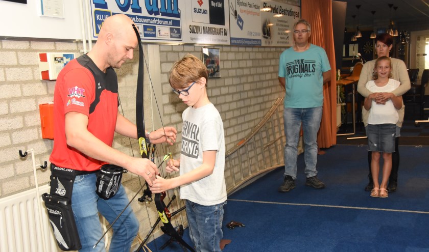 Jong en oud krijgt de mogelijheid om een keer met een echte boog te schieten | Fotonummer: 9e5749