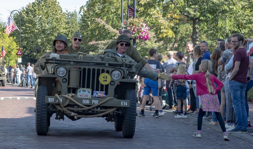 Ook 75 jaar later is de dank bij jong en oud nog steeds groot. | Fotonummer: 63eafb