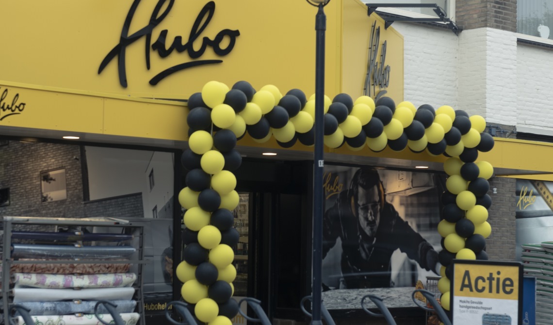 Een mooie ballonnenboog siert de winkel.
