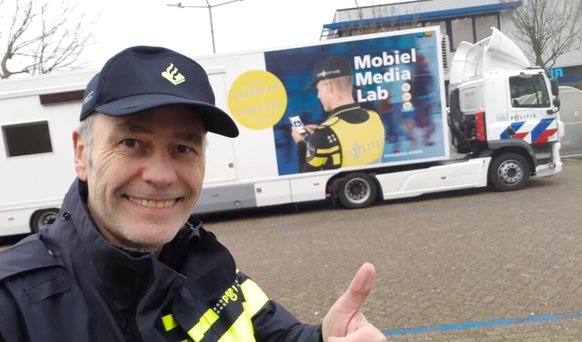 Ed Sabel voor de truck waar hij het hele land mee doorkruist. | Fotonummer: 74b7a1