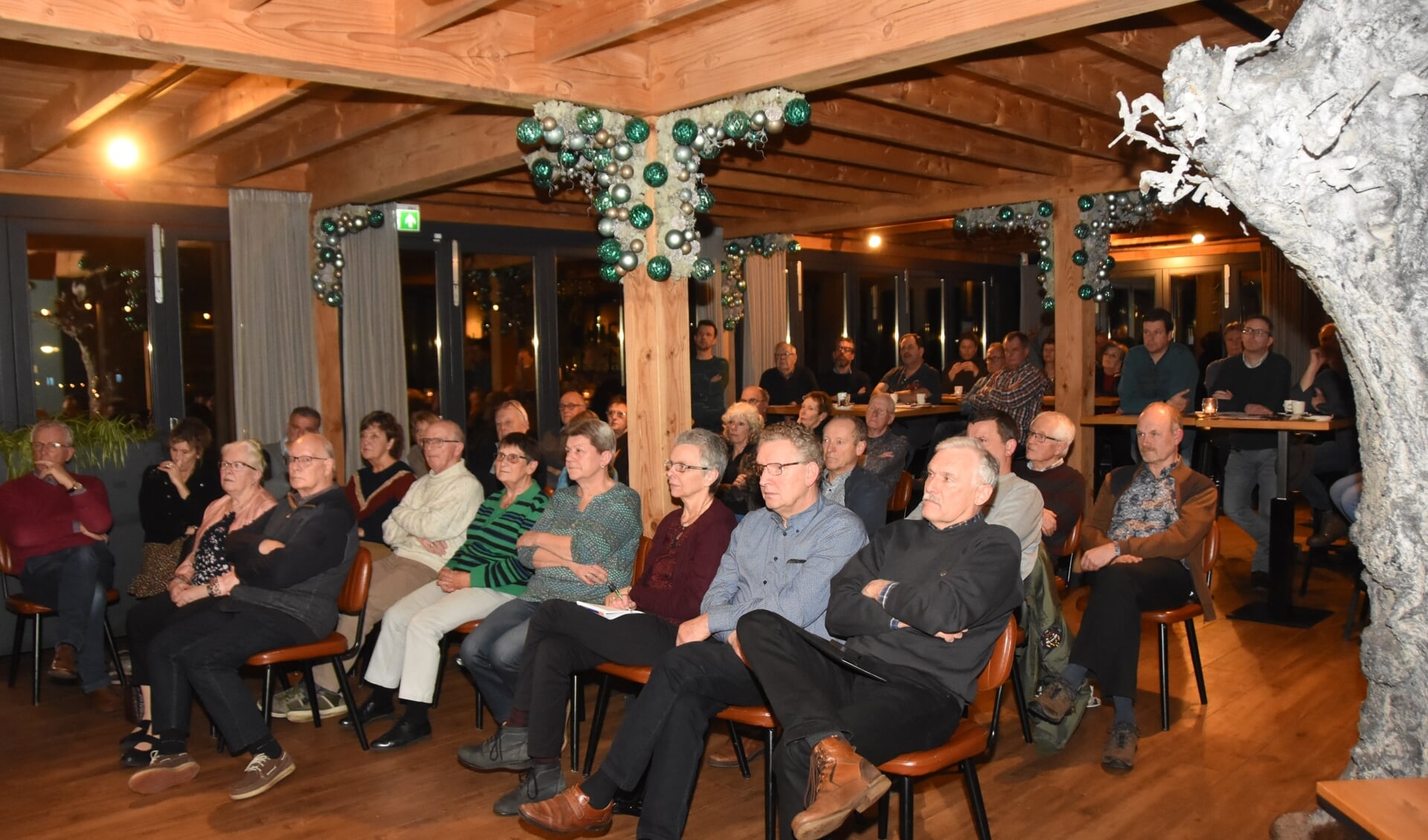 Buurtbewoners en belangstellenden luisteren aandachtig bij de presentatie van de plannen van de stichting Streekpark Kienehoef