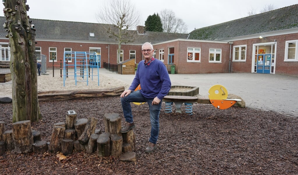 Arie van Alebeek in de speeltuin van de school.