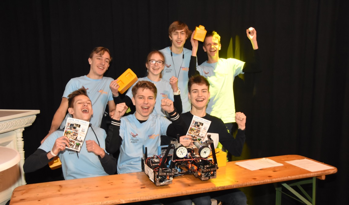 Het team Neobots met op de voorgrond v.l.n.r. Tuur Giepmans, Huub de Haan en Sem de Haan