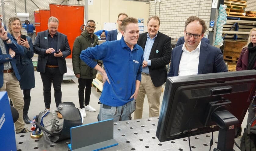 Martijn legt minister Koolmees uit wat de bedoeling is. | Fotonummer: f00e95
