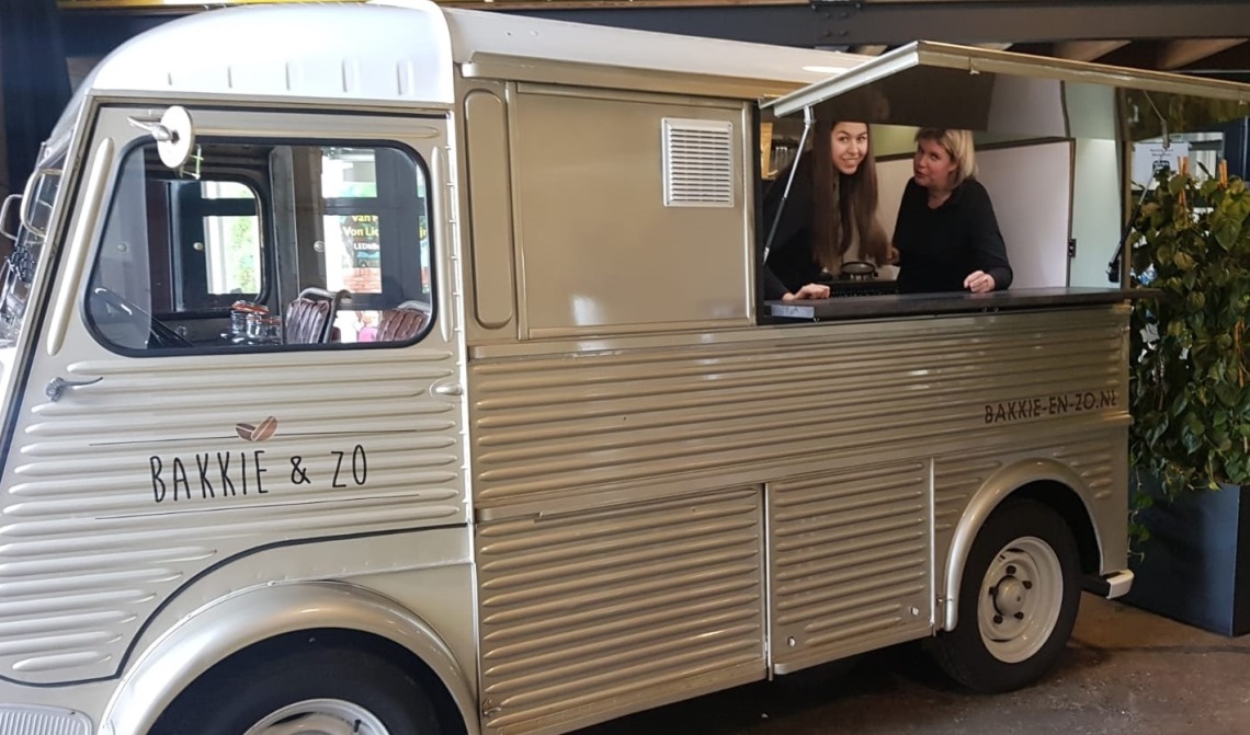 Eef van Kaathoven en Yyvonne in het 'bakkie'.