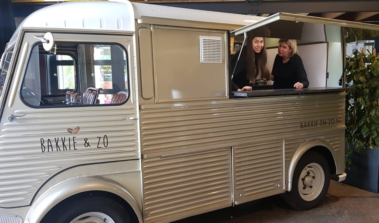 Eef van Kaathoven en Yyvonne in het 'bakkie'.