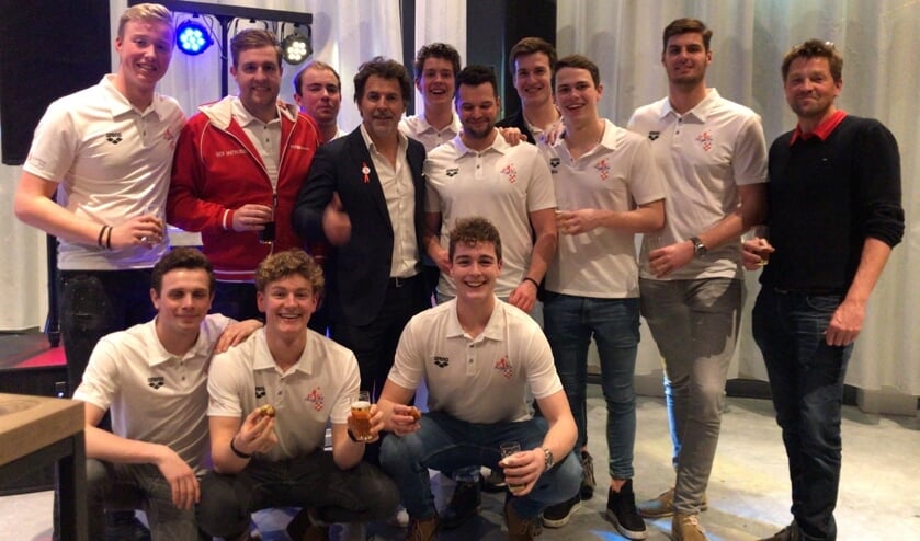 Het complete team op de foto. | Fotonummer: 88984f