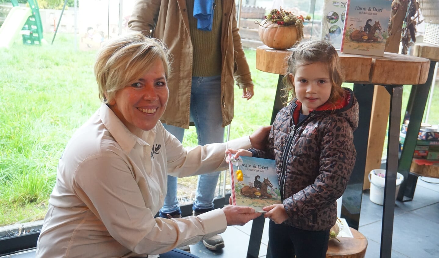 Maud Kluijtmans kreeg uit handen van Doreen het eerste boek overhandigd,