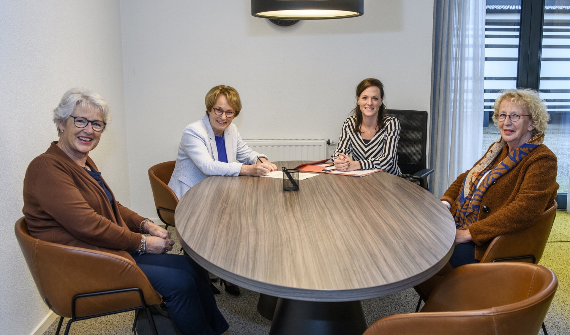 Sponsor Notaris Mr. Melissa van Rosmalen van SVN Notarissen en Marianne Bekkers tekenen de Stichtingsakte, onder toezicht van de bestuursleden Gerrie Lauwen en Mieke Huiskens.