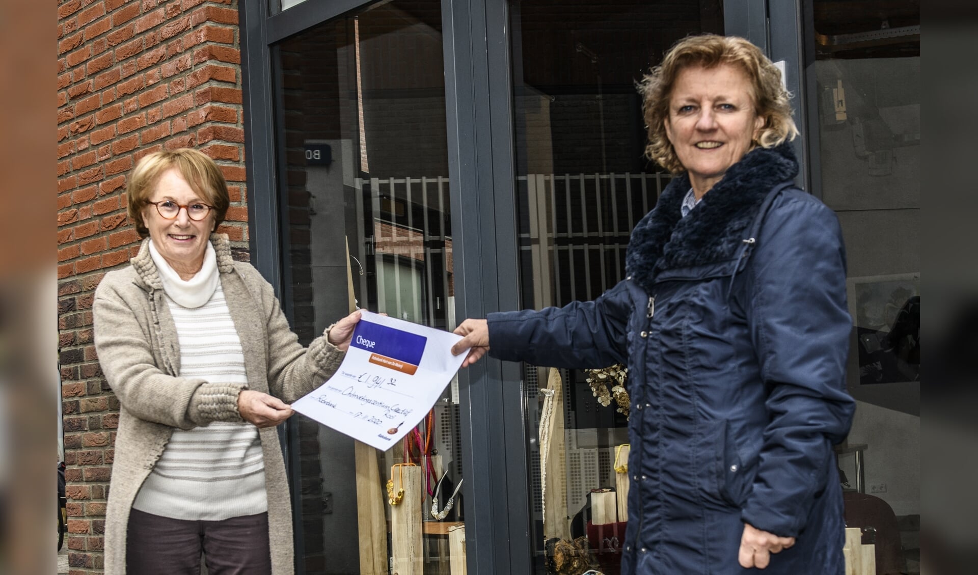 Marianne Bekkers (l) neemt de cheque in ontvangst van Petra van de Laar.