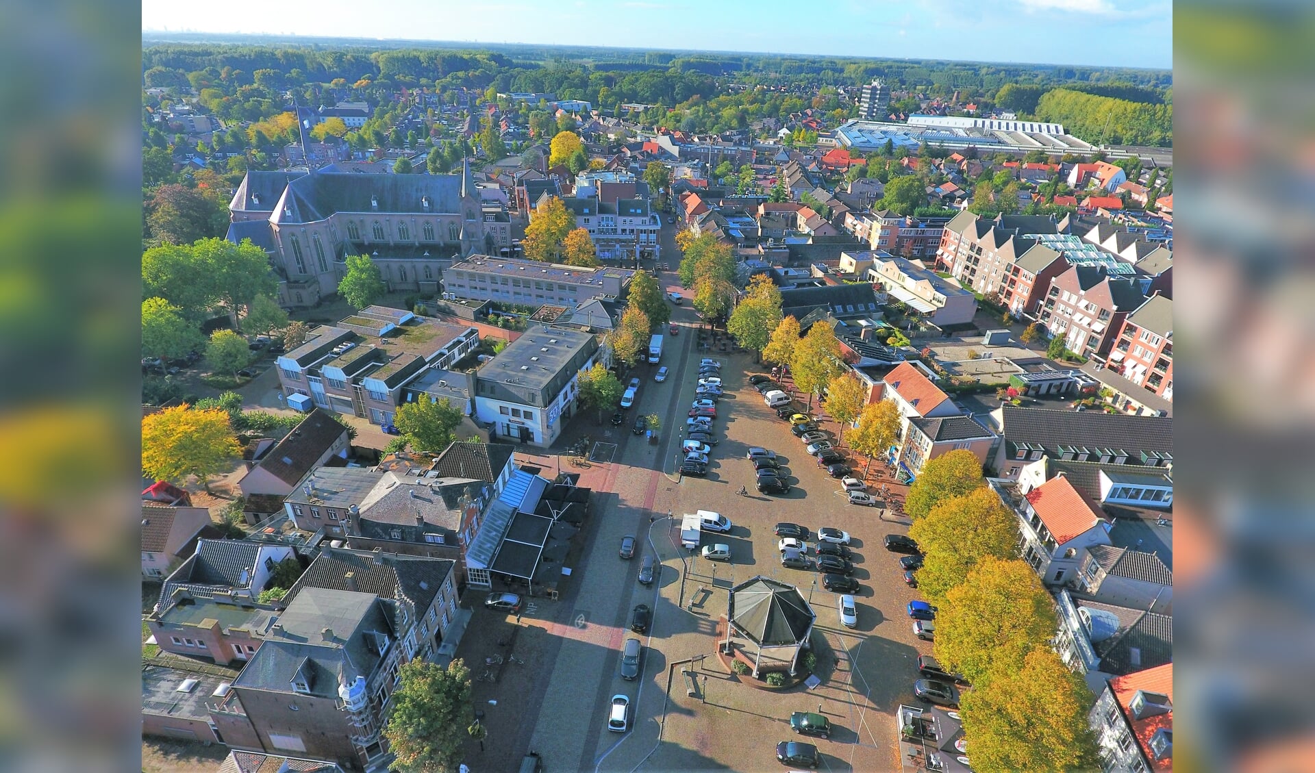 Een luchtfoto van de Rooise Markt.