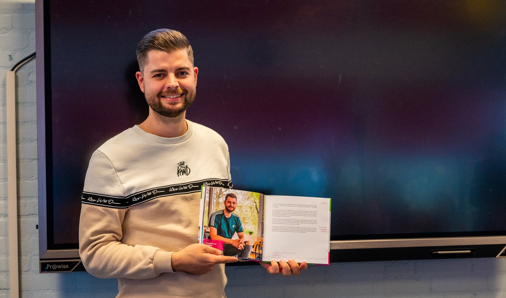 Steven Gevers uit Schijndel vertelt in het boek hoe alleen in zijn klas in Nijnsel zat en online onderwijs gaf. 