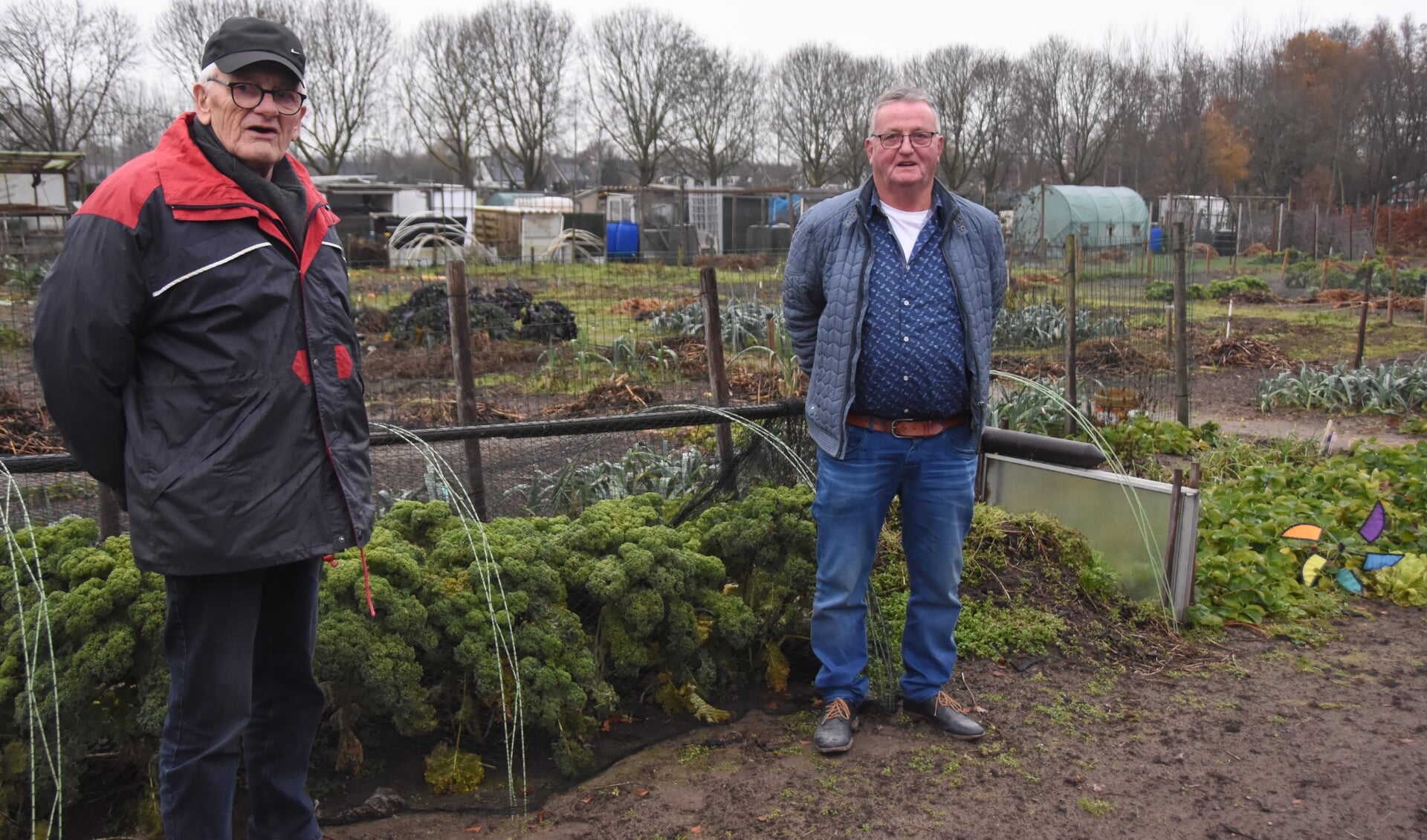 Bert Vermeltfoort (l) en Toon de Brouwer (r) tuinierden al aan het Klaverpad