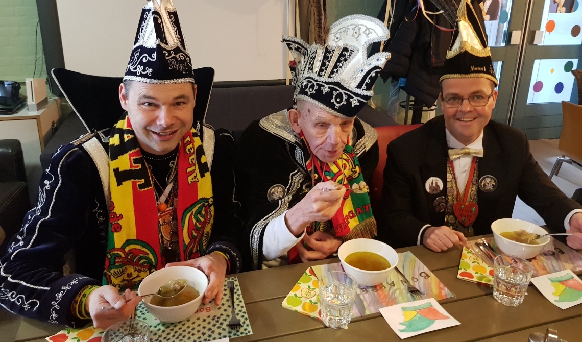 Jan Til als prins tussen twee prinsen.