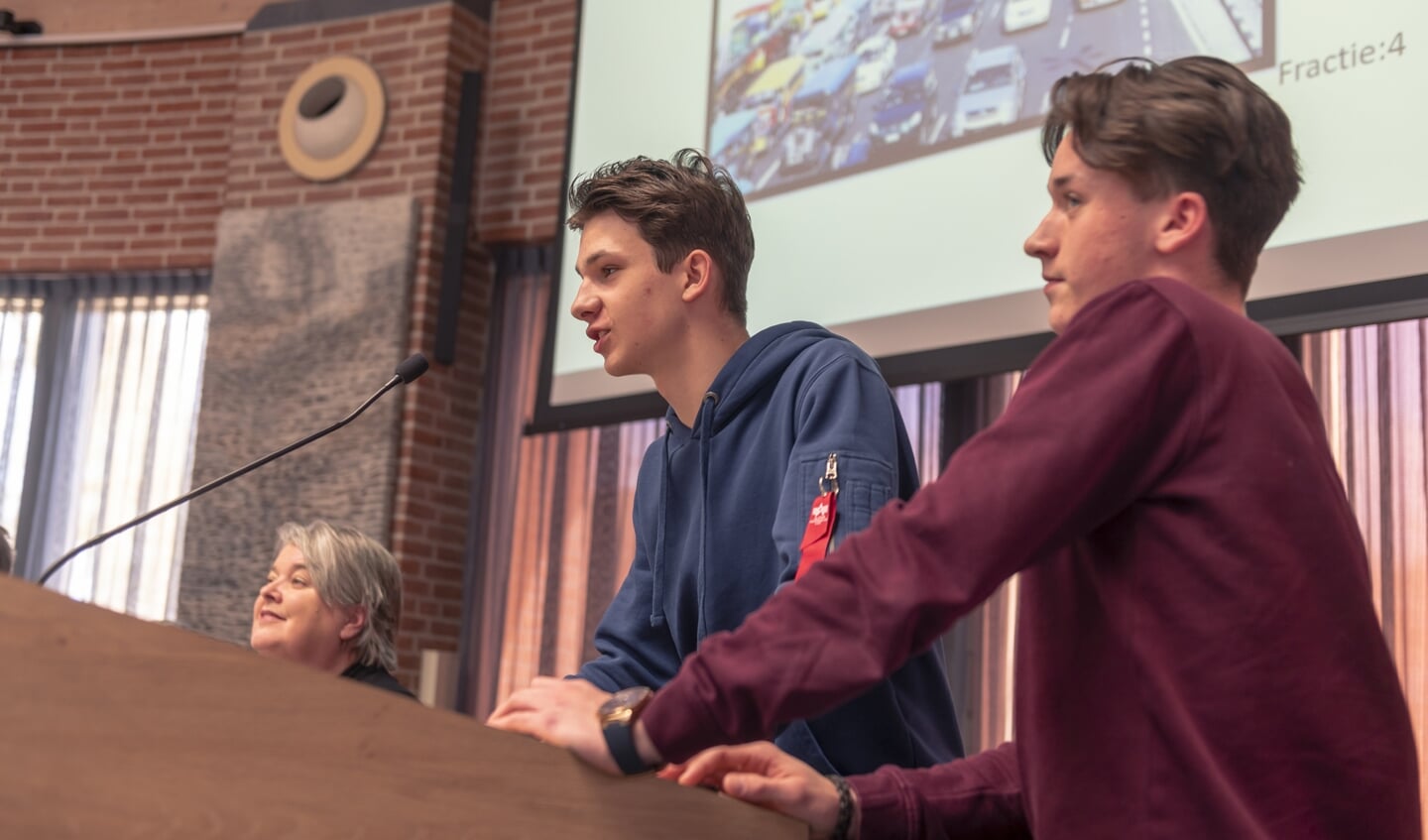 Ieder jaar mogen jongeren in de raadzaal 'werken'.