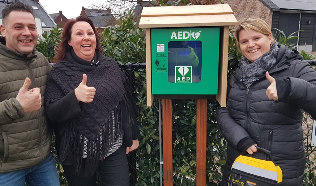 Ralf, Monique en Kimberly (r) zijn erg blij met de nieuwe AED.