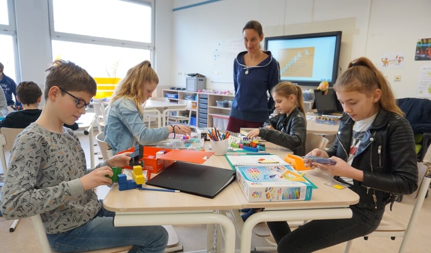 Deze kinderen zijn ijverig bezig onder toeziend ook van Aukje van den Oever, | Fotonummer: 7f87e2