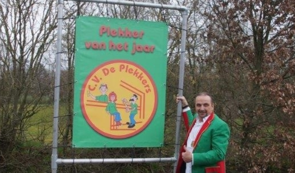 Hans bij het doek 'Plekker van het Jaar'