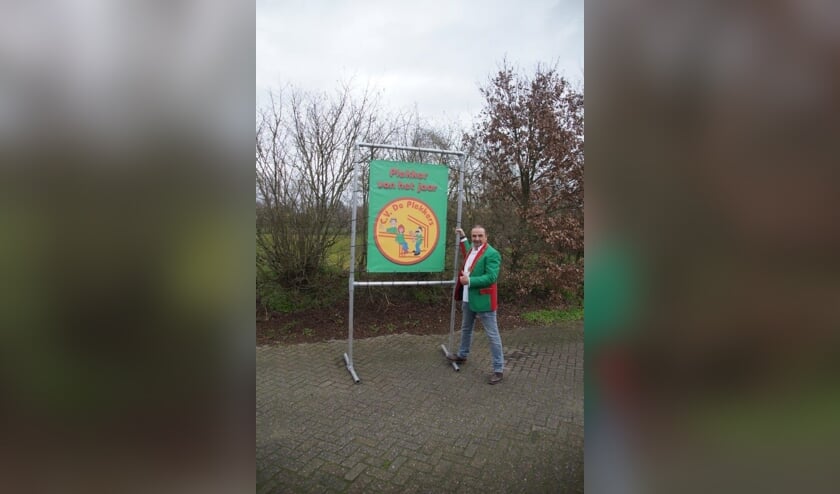 Hans bij het doek 'Plekker van het Jaar' | Fotonummer: 2909d7