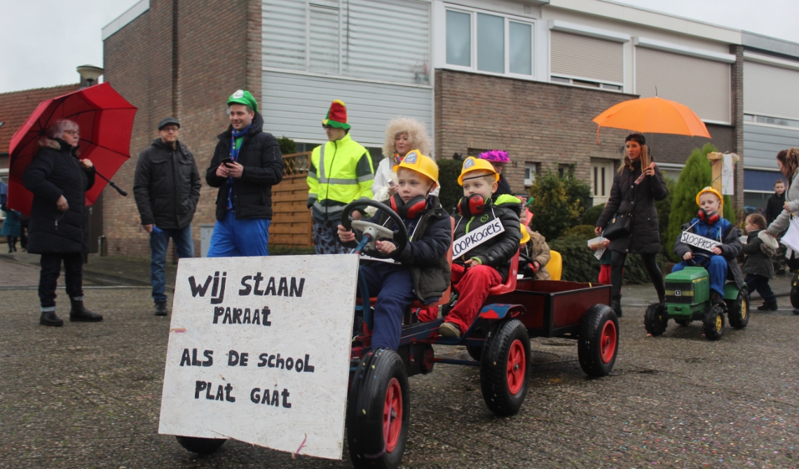 Jonge bouwvakkers op pad.