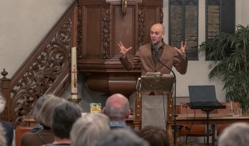 Jaap Robben tijdens zijn lezing. | Fotonummer: 9e384d