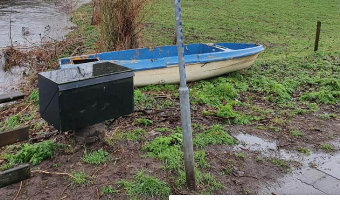 Het bootje ligt nu op de kade.