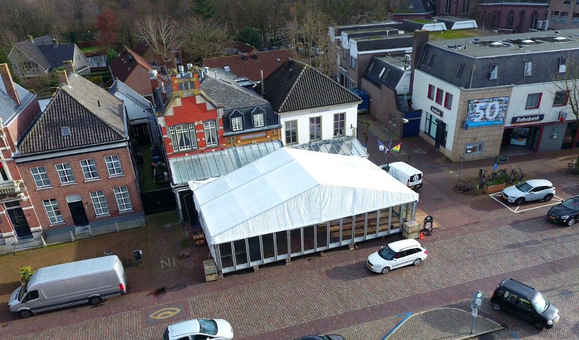 De feesttent die de twee cafés aan elkaar verbindt.