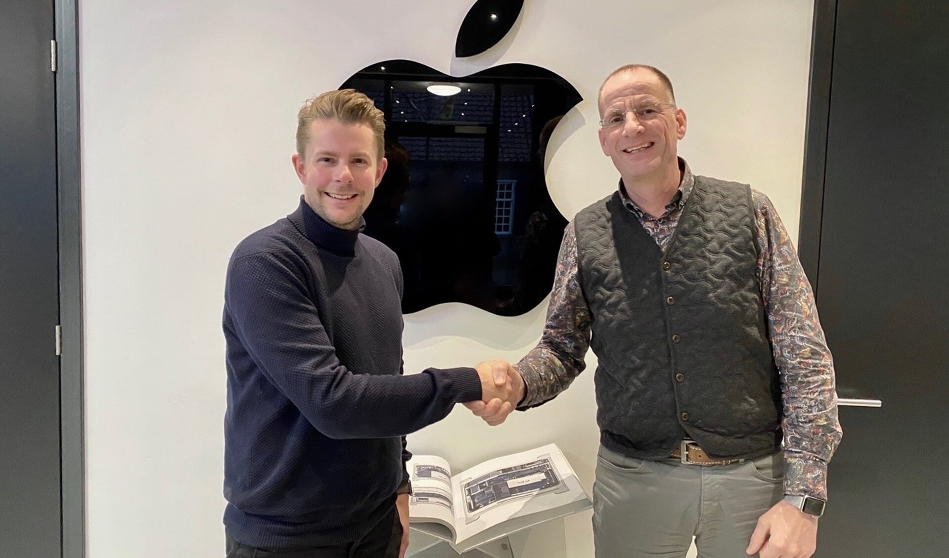 Links Apple Engineer Jop Schräder en rechts Oskar Petersen, directeur van ICTeam.