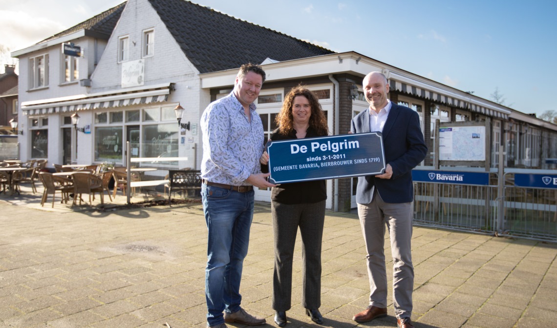 Danny en Anita poseren met de nieuwe eigenaar,