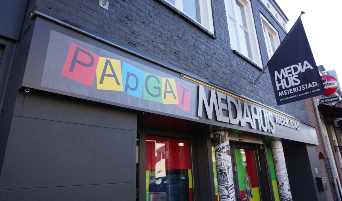 Het pand is mooi versierd!