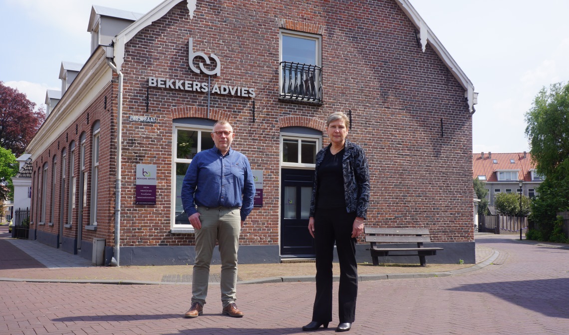 Wim en Lucy voor hun nieuwe onderkomen.