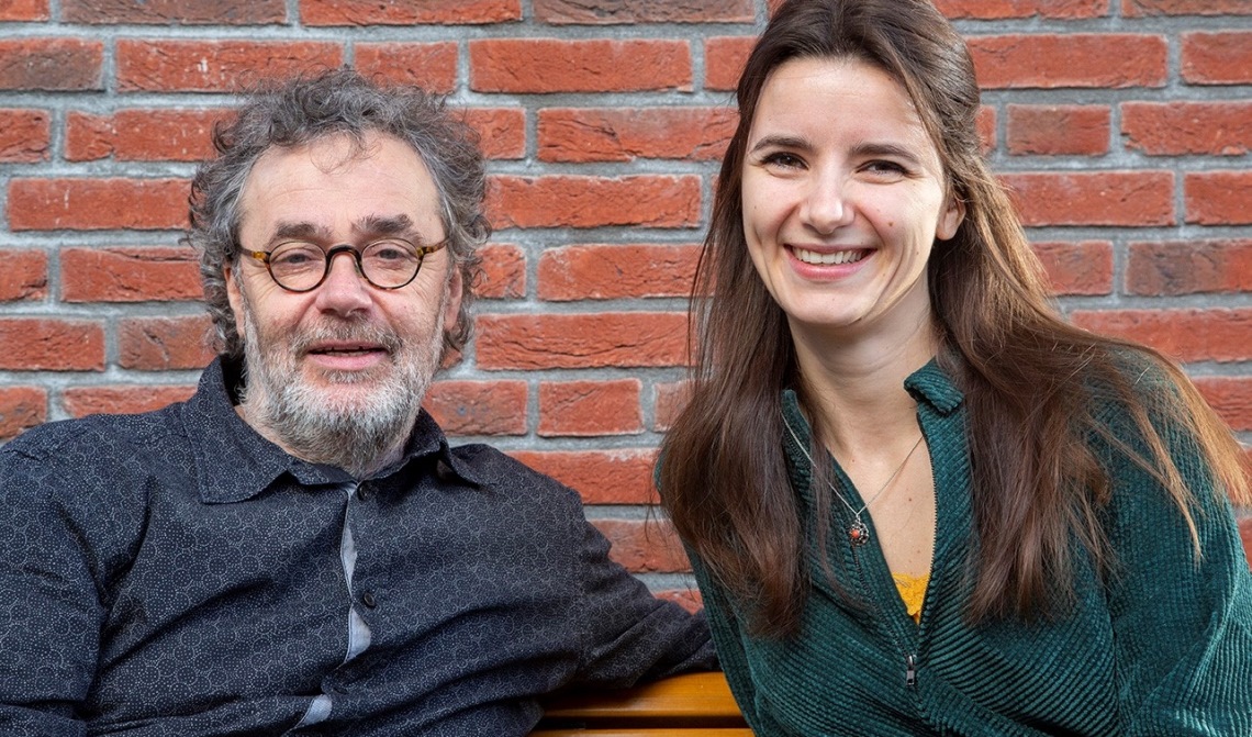 De regisseur en dirigent samen op de foto.