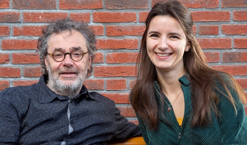 De regisseur en dirigent samen op de foto. | Fotonummer: c0b8b5