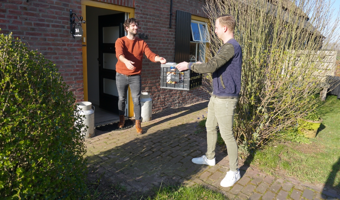 Rob (l) pakt een mand vol boodschappen aan van zijn compagnon Lars.