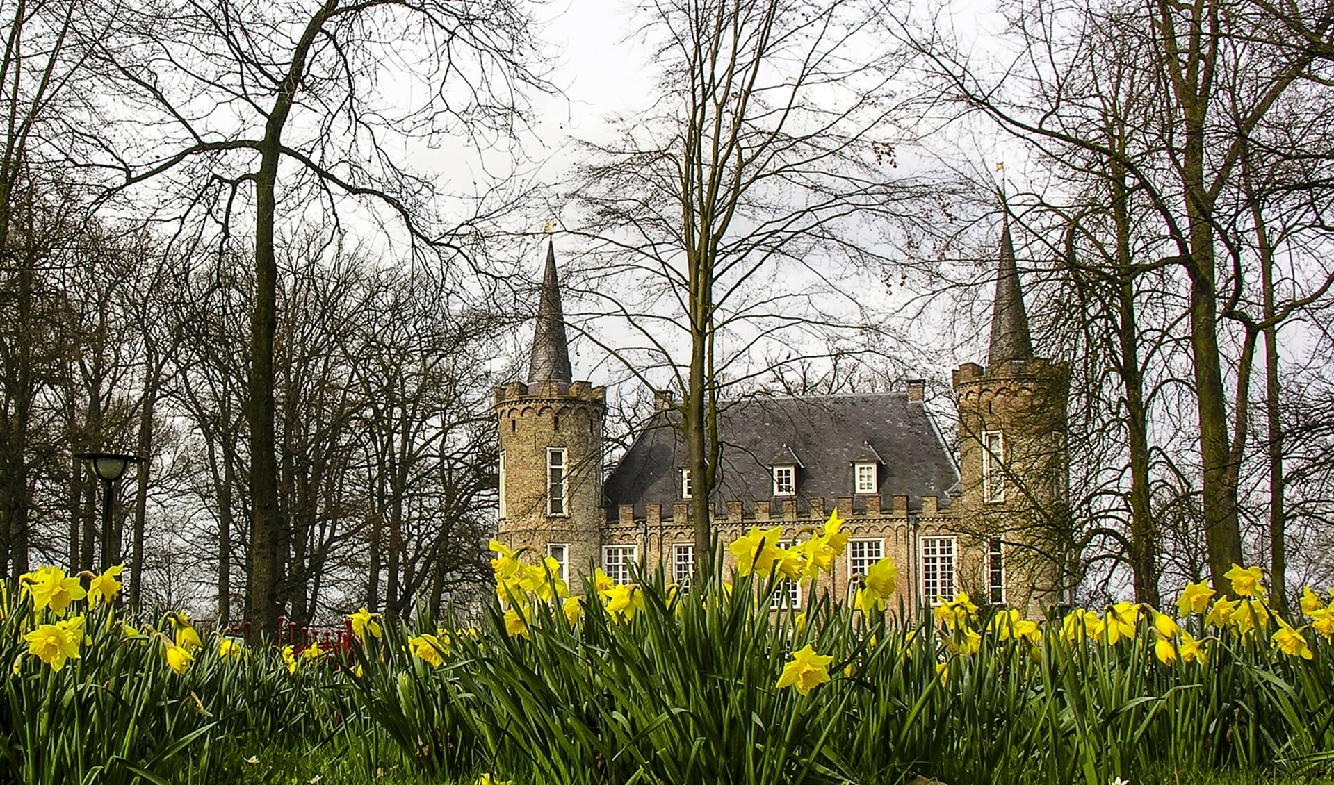 Bij het kasteel is de lente zichtbaar.