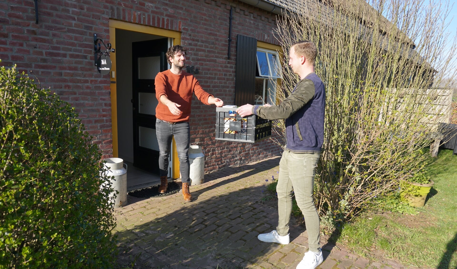 Rob (l) pakt een mand vol boodschappen aan van zijn compagnon Lars.