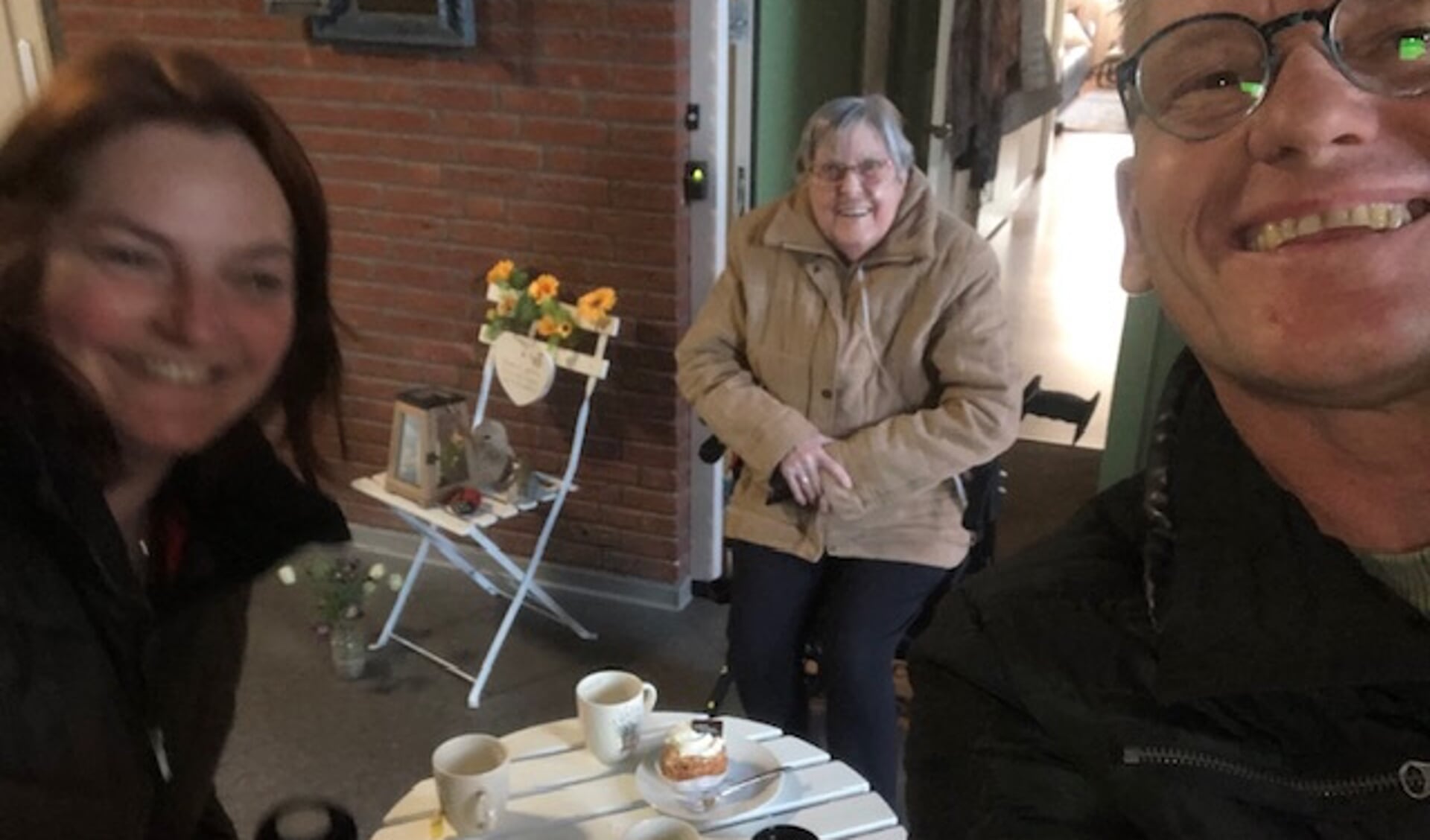 Arnoud en zijn vrouw, bij (schoon)moeder op de koffie.