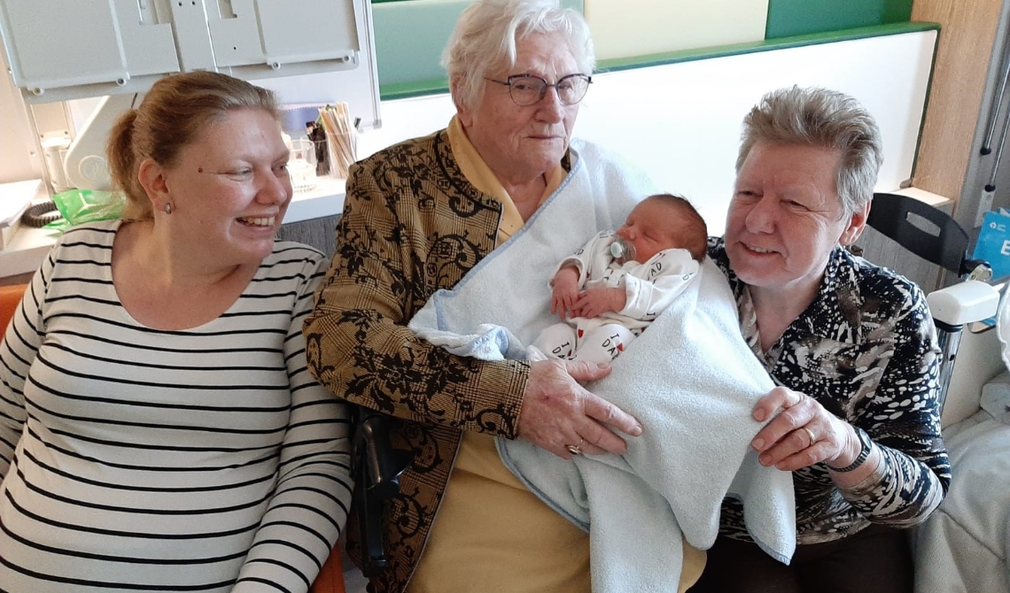Hier zit Jo met kleine Lieke in haar armen.