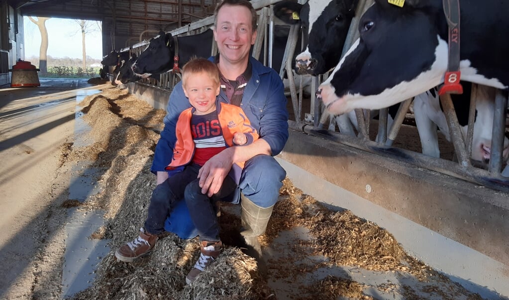 Pieter en zijn zoon Robin bij de koeien.