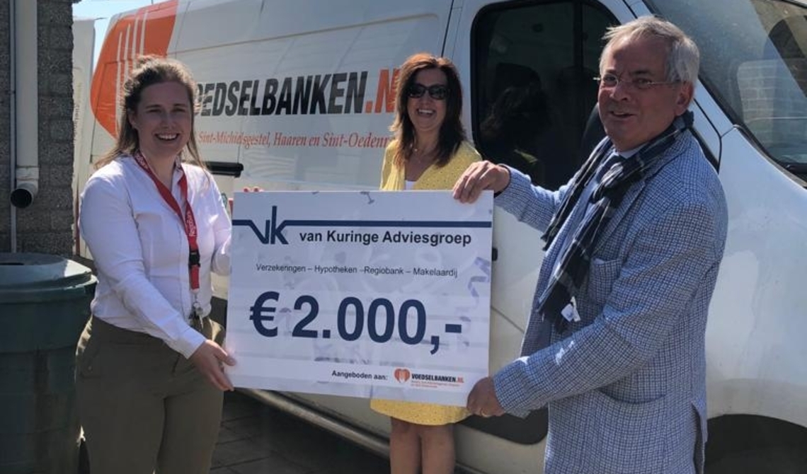 Arjen Witteveen (r) neemt de cheque namens de Voedselbank in ontvangst.