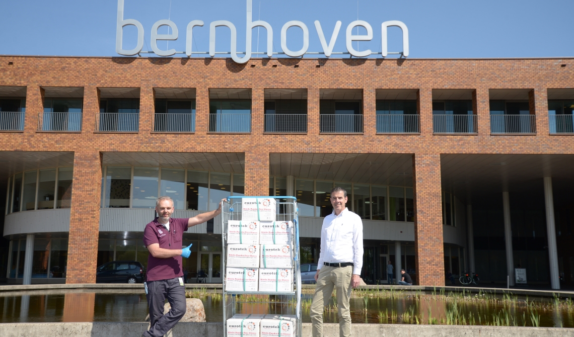 Op de foto Theo Maas (r) van de Serviceclub Rooi met de handschoenen die bestemd zijn voor Bernhoven.