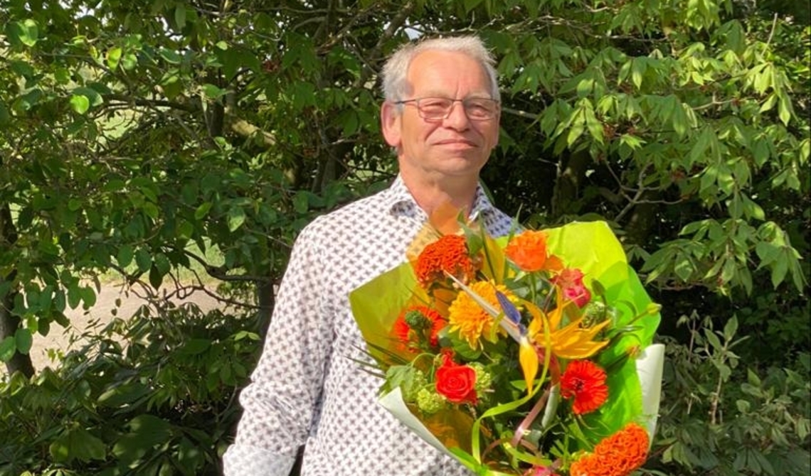 Hans van Gastel glundert na het krijgen van de onderscheiding.