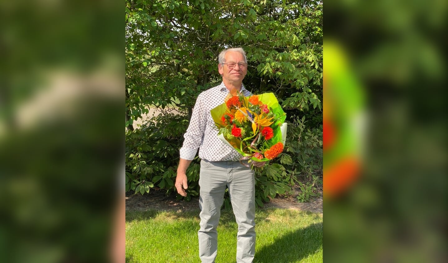Hans van Gastel glundert na het krijgen van de onderscheiding.