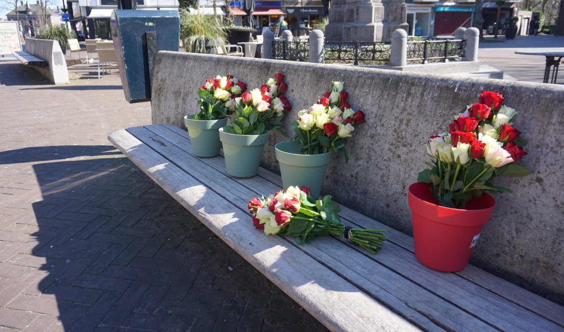 Hier mogen bloemen, tekeningen en kaarsen bijgeplaatst worden.