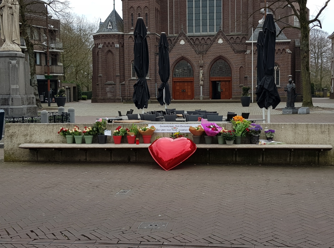 Inmiddels zijn er nog veel meer bloemen bijgekomen.