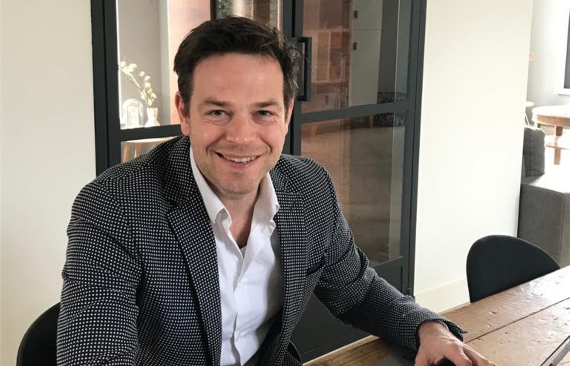 Etienne Franken in een thuiswerksituatie.