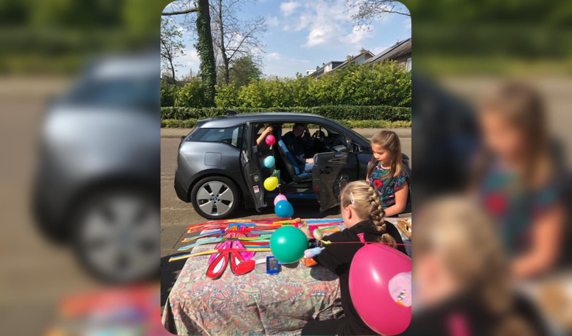 Ballonnen vanuit de auto naar de jarige! 
