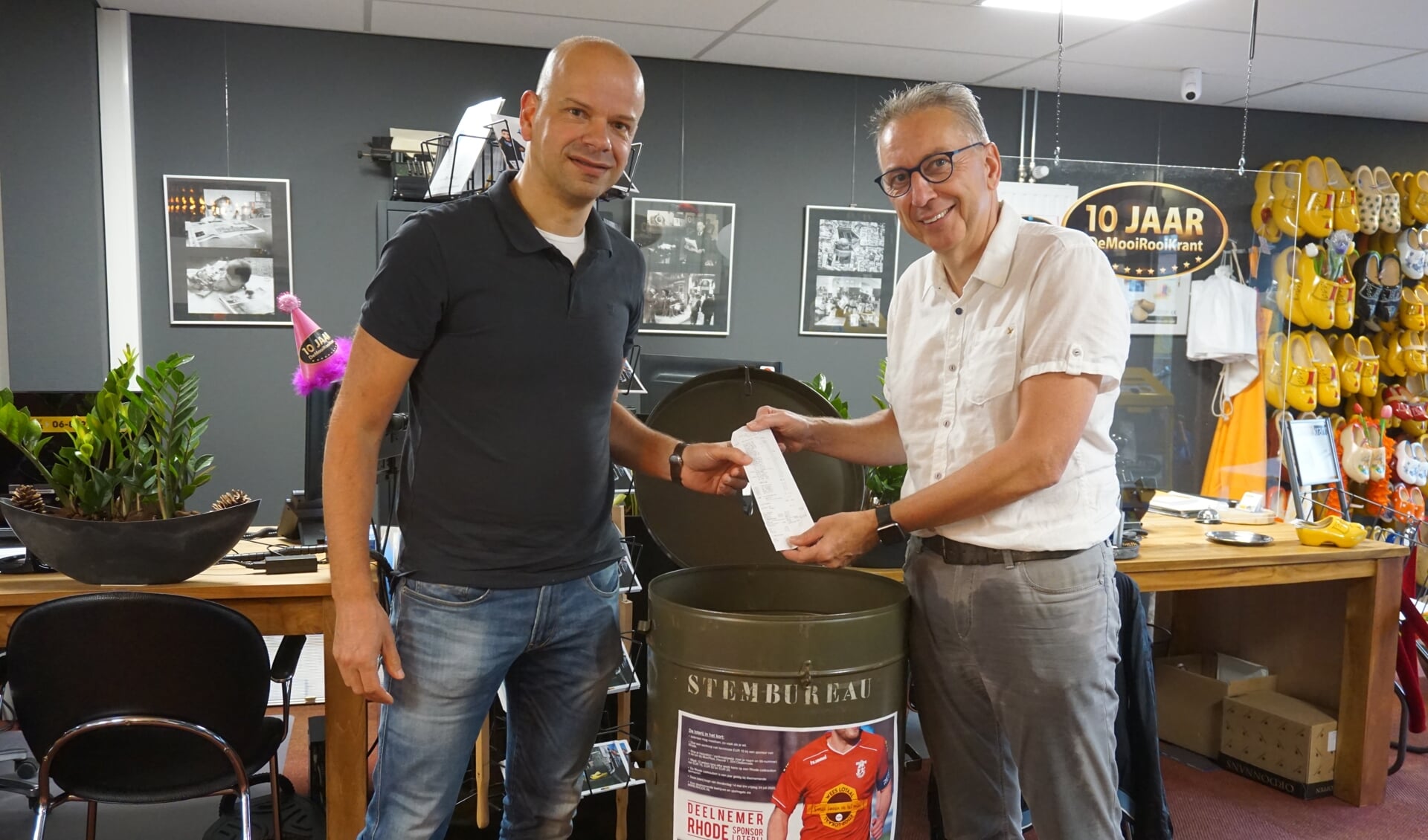 Peter van den Broek (l) en Ad van Acht verrichtten de loting. 